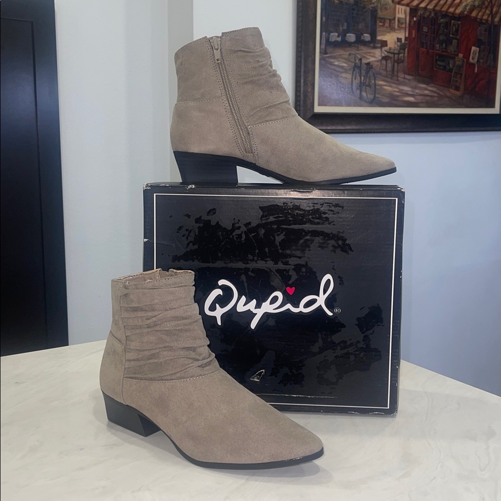 New!! ✨ “Qupid” Women's Grey Ruffle Suede Ankle Boots/ Booties-Size 7